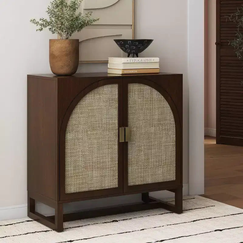 Meuble d'entrée marron foncé avec portes