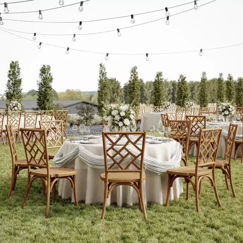 Chaises de salle à manger empilables en bois massif de qualité commerciale avec un dossier au design exquis.