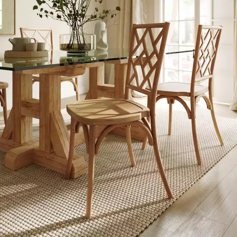 Chaises de salle à manger empilables en bois massif de qualité commerciale avec un dossier au design exquis.