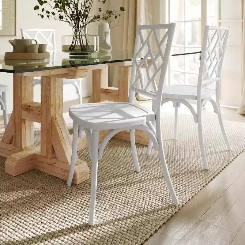Chaises de salle à manger empilables en bois massif de qualité commerciale avec un dossier au design exquis.