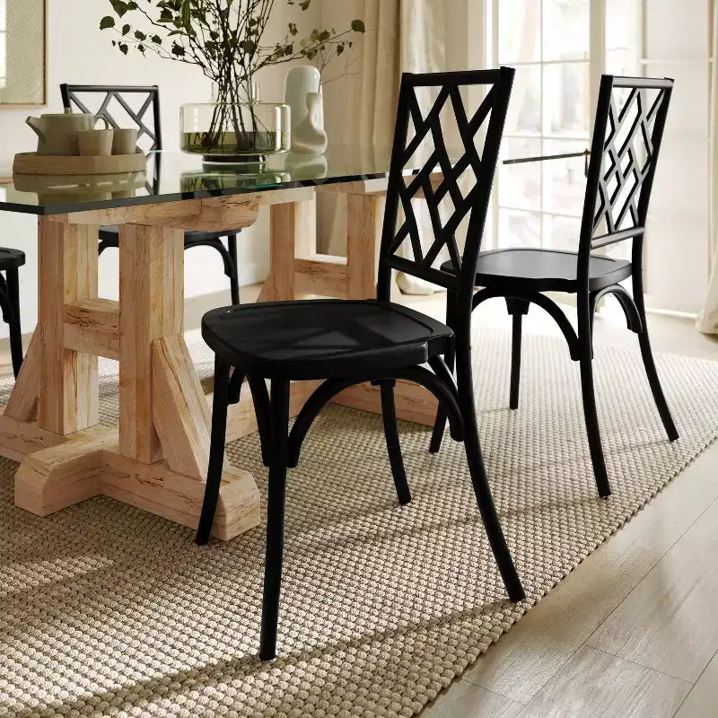 Chaises de salle à manger empilables en bois massif de qualité commerciale avec un dossier au design exquis.