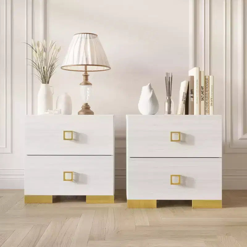 Deux tables de chevet