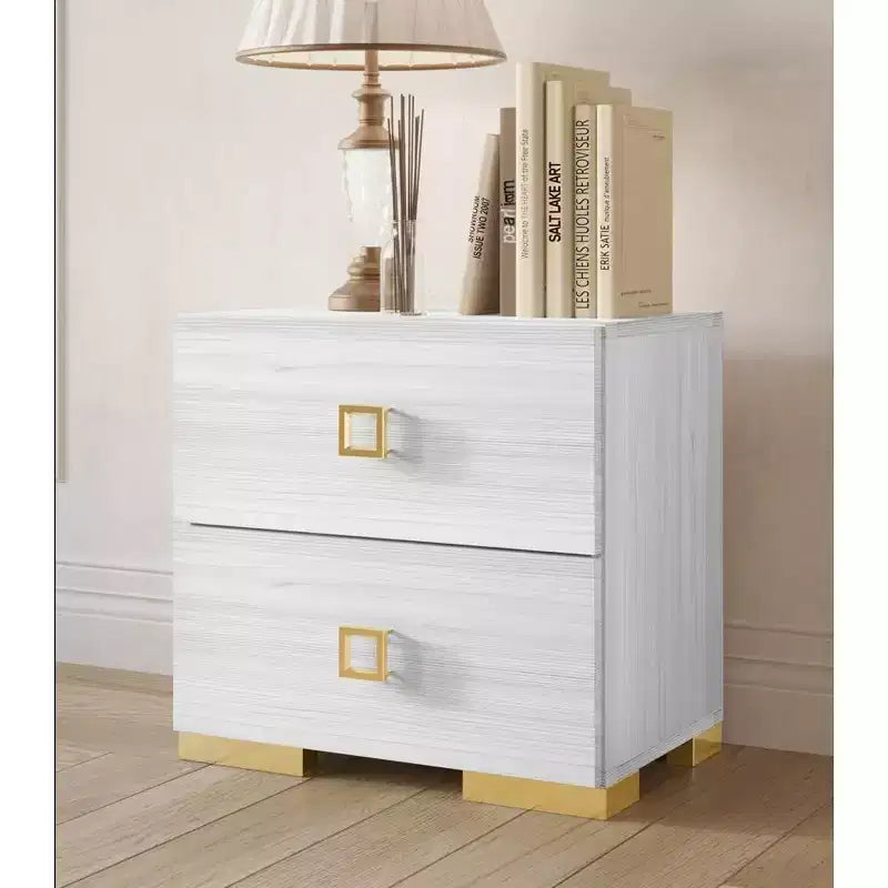 Deux tables de chevet