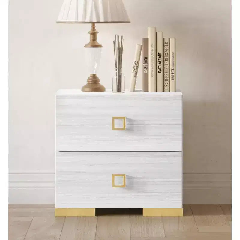 Deux tables de chevet