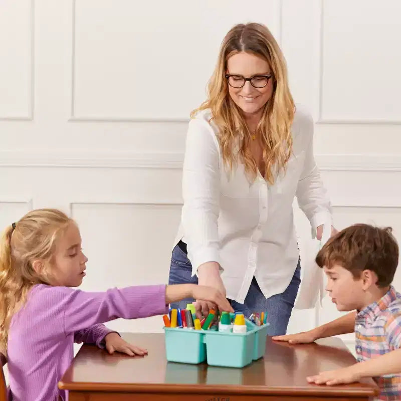 Table carrée en bois dur de 30 po x 30 po avec pieds de 22 po, Meubles pour enfants